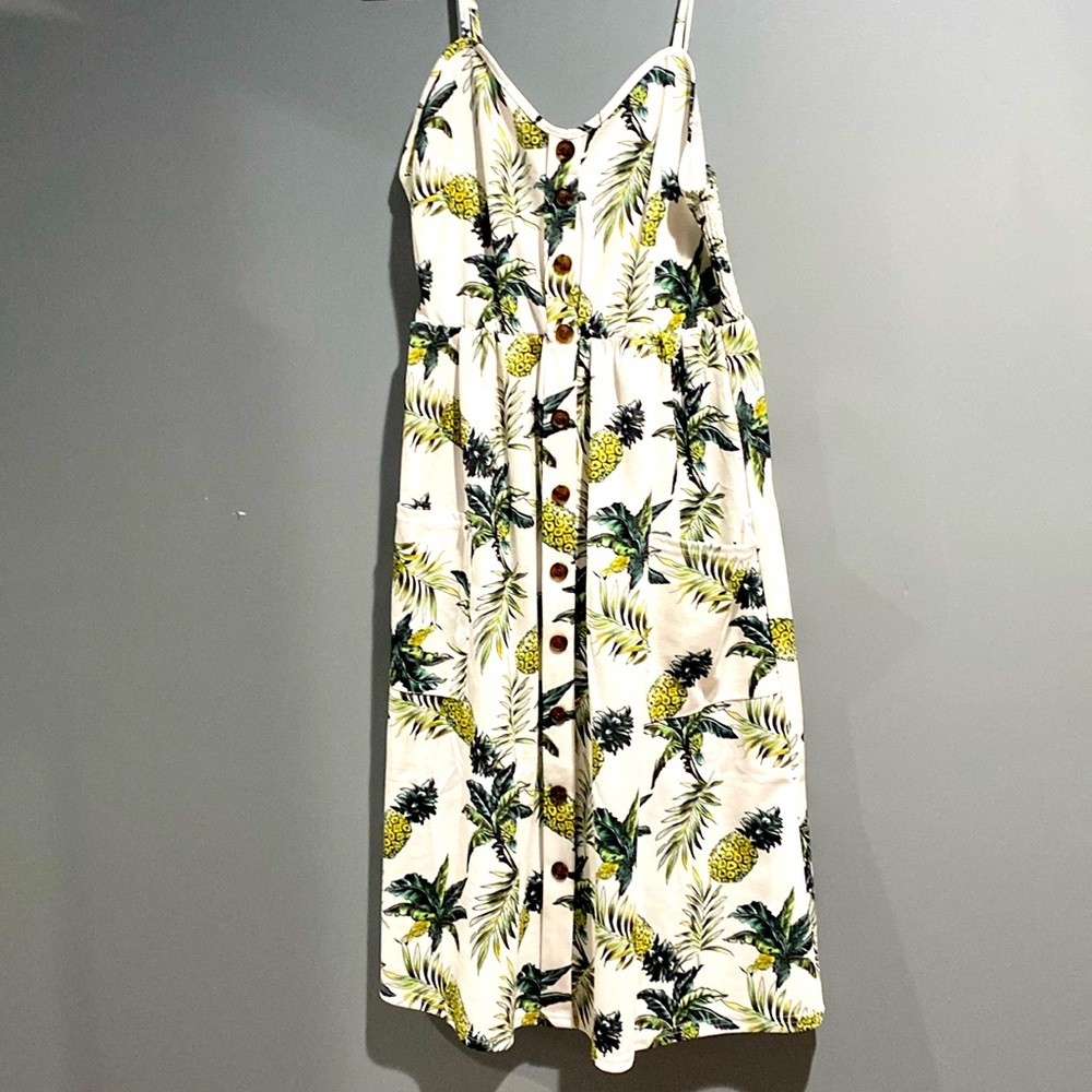 Pineapple dress with buttons down the middle in the front and has pockets!